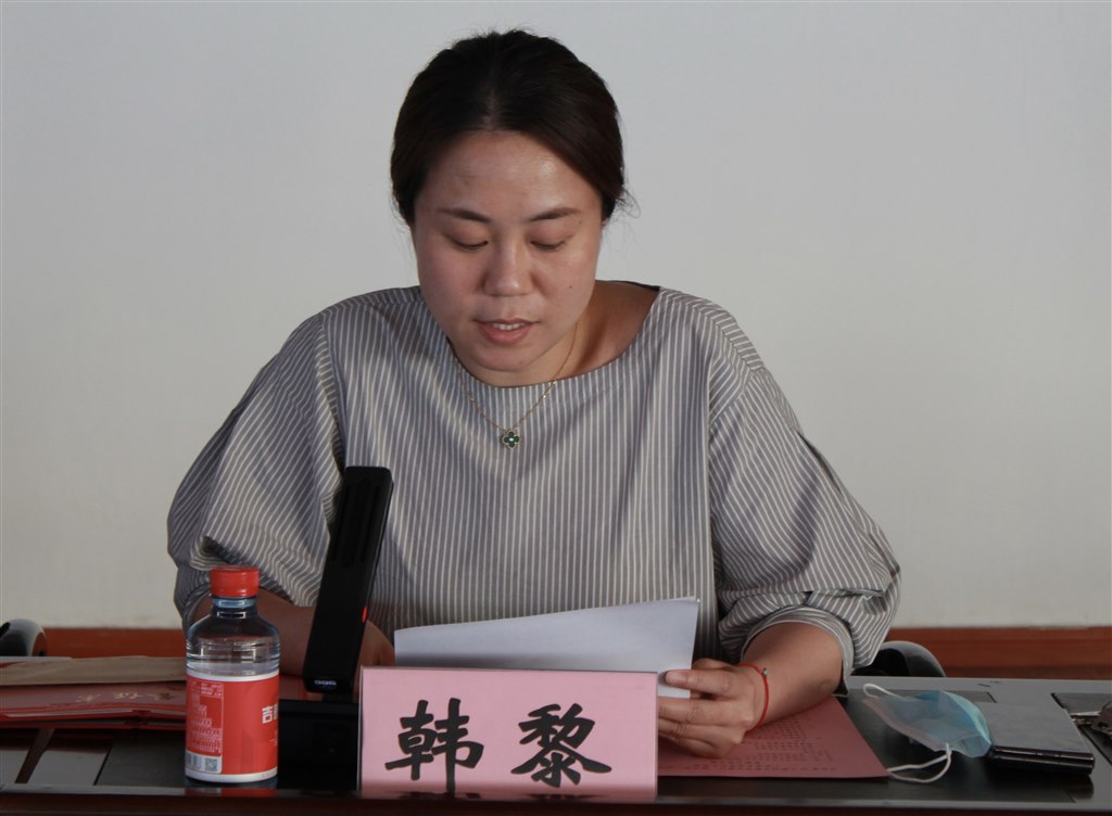 5韓黎副校長(zhǎng)宣讀《關(guān)于表彰2022年度優(yōu)秀教師、輔導(dǎo)員及先進(jìn)教育工作者的決定》.JPG