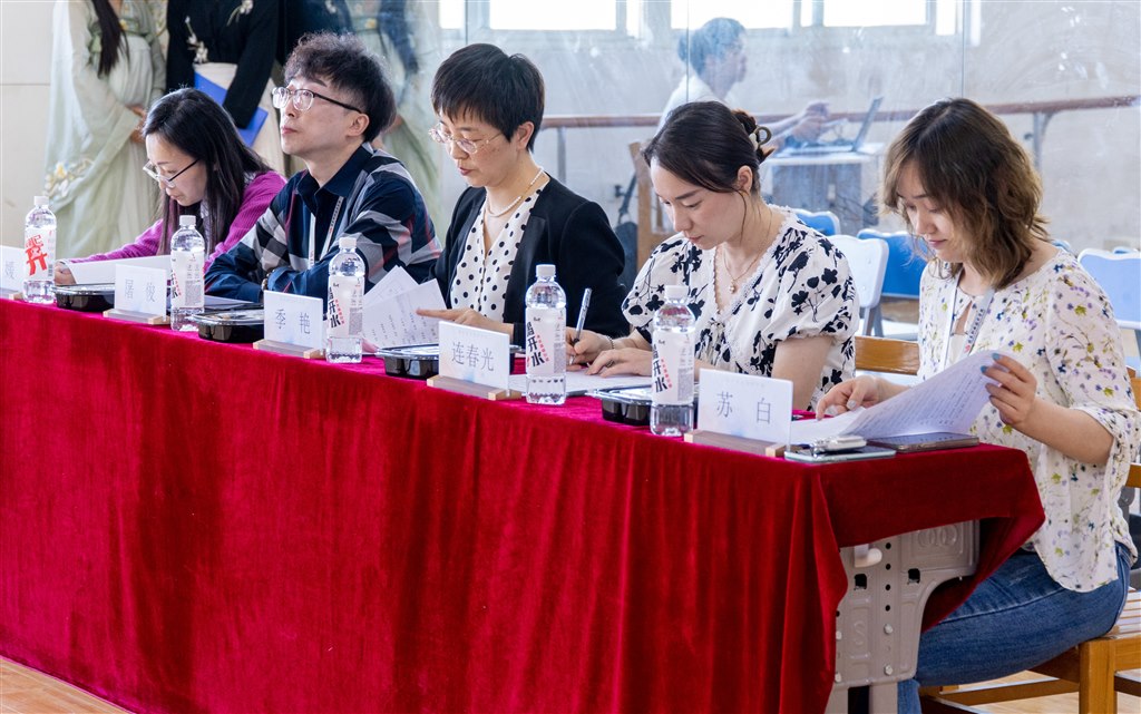 1 學(xué)工處處長 季艷、教務(wù)處副處長連春光、人文基礎(chǔ)學(xué)院副院長屠俊等到場任評委.jpg